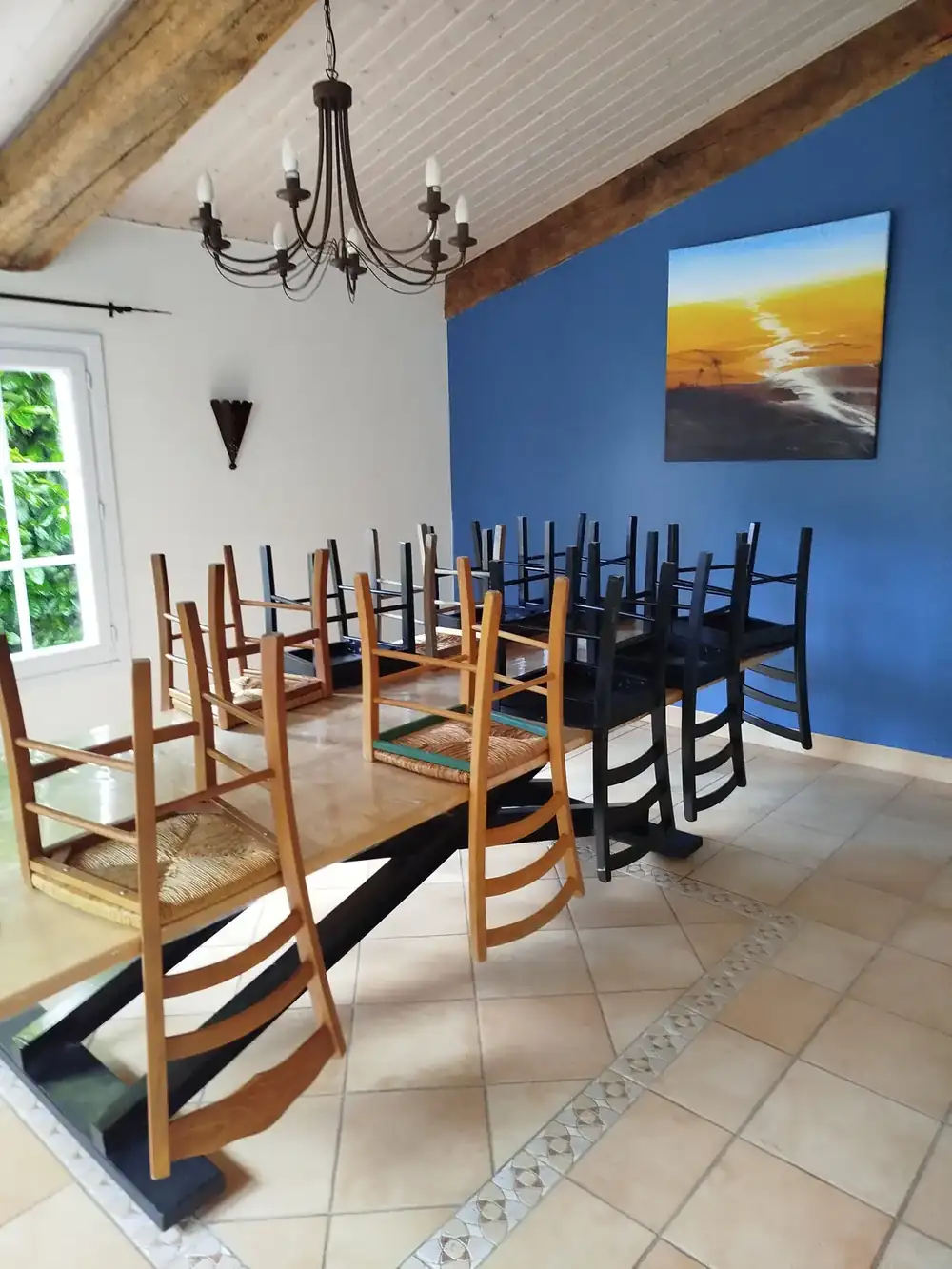 Salle à manger en cours de nettoyage Vendée